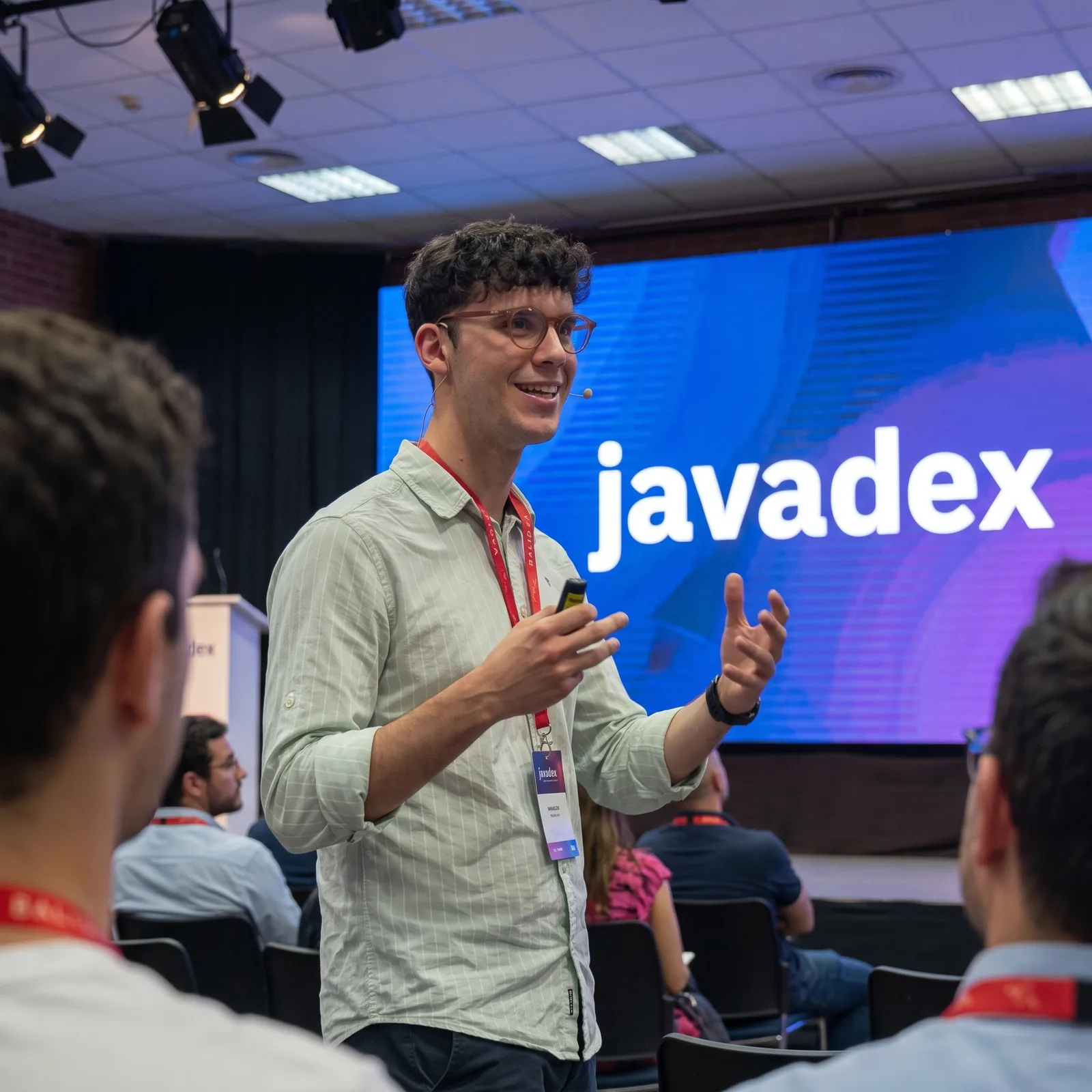 Javier Santos Criado, consultor de IA en Javadex, impartiendo una sesión presencial ante una sala de asistentes